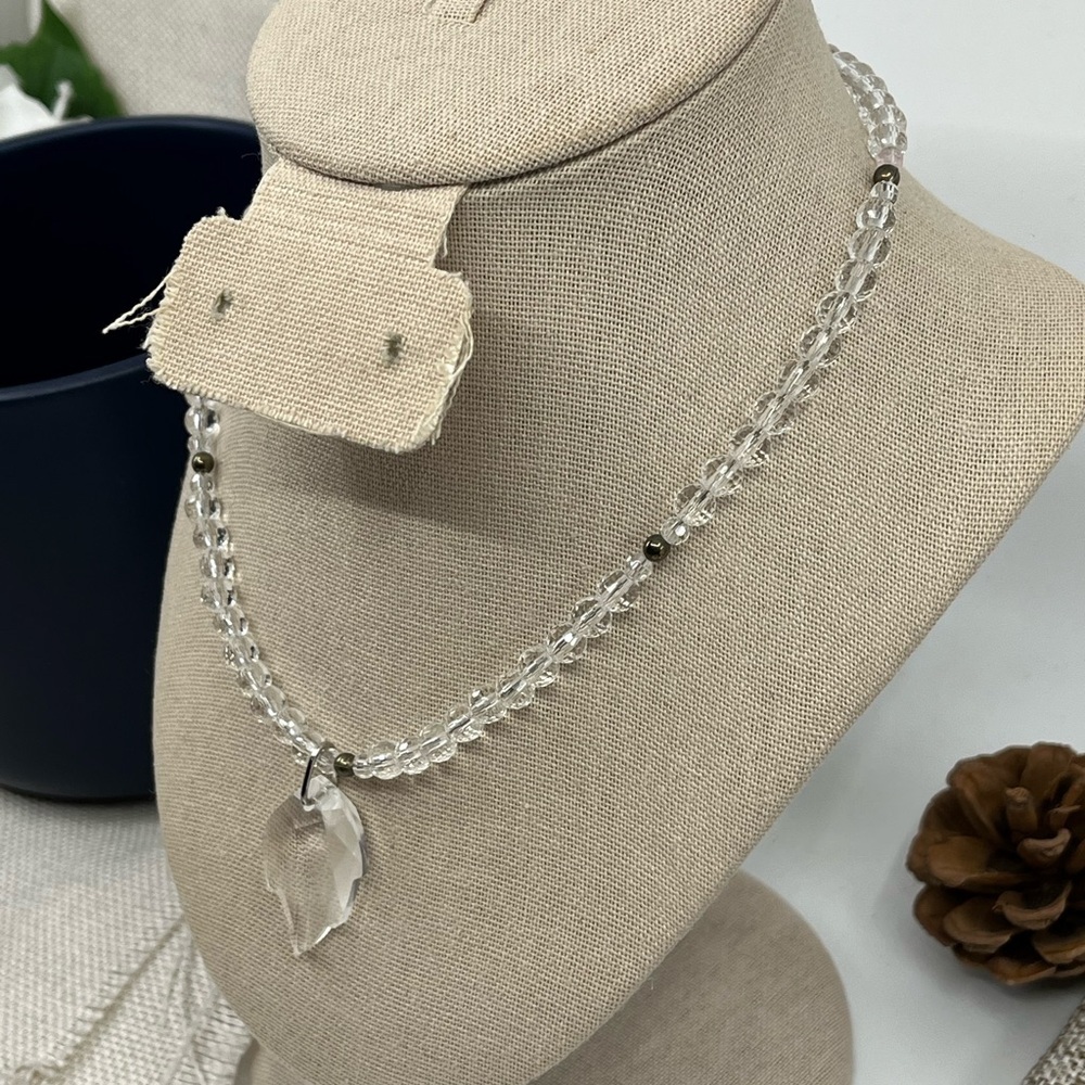 Vintage Necklace with Leaf Pendant - Picture 5 of 15